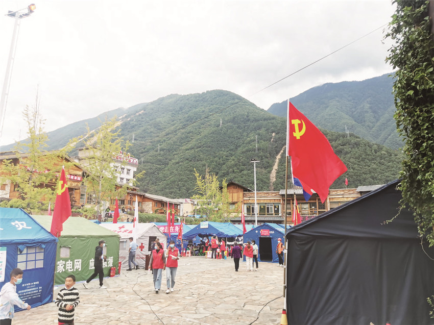 安置點飄揚(yáng).jpg