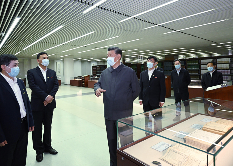 2022年4月25日，習(xí)近平來(lái)到中國(guó)人民大學(xué)考察調(diào)研。這是他在圖書(shū)館考察。