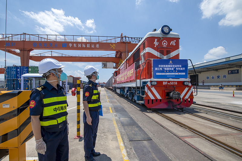 2022年6月29日，浙江金華，中老鐵路國(guó)際貨運(yùn)列車(chē)浙江號(hào)“鐵路快通”首趟專(zhuān)列經(jīng)海關(guān)監(jiān)管后，從浙江省鐵路金華南站鳴笛啟程，經(jīng)磨憨口岸駛向老撾萬(wàn)象。