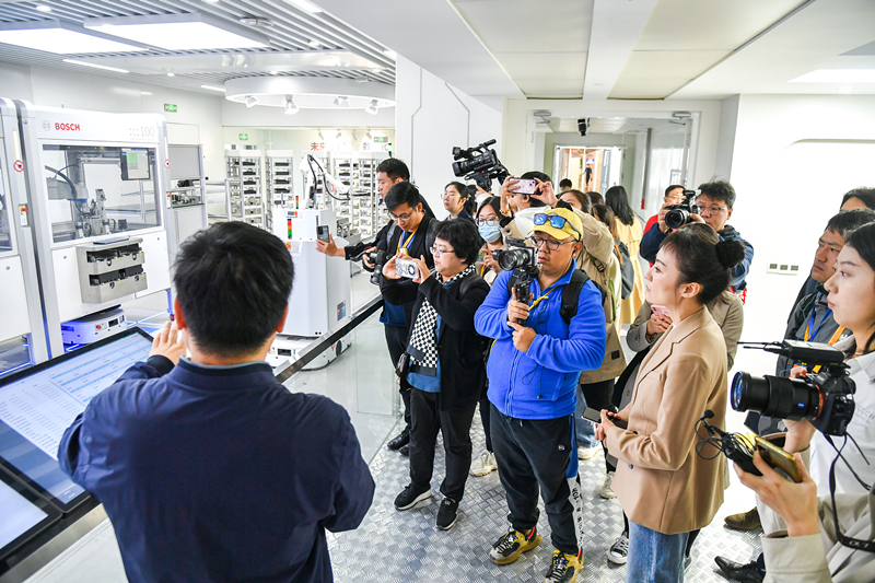 2023年10月16日，第三屆“一帶一路”國(guó)際合作高峰論壇新聞中心組織中外記者采訪。記者在中德大廈內(nèi)的博世未來(lái)工廠展區(qū)參觀，了解其高質(zhì)量創(chuàng)新發(fā)展成果。