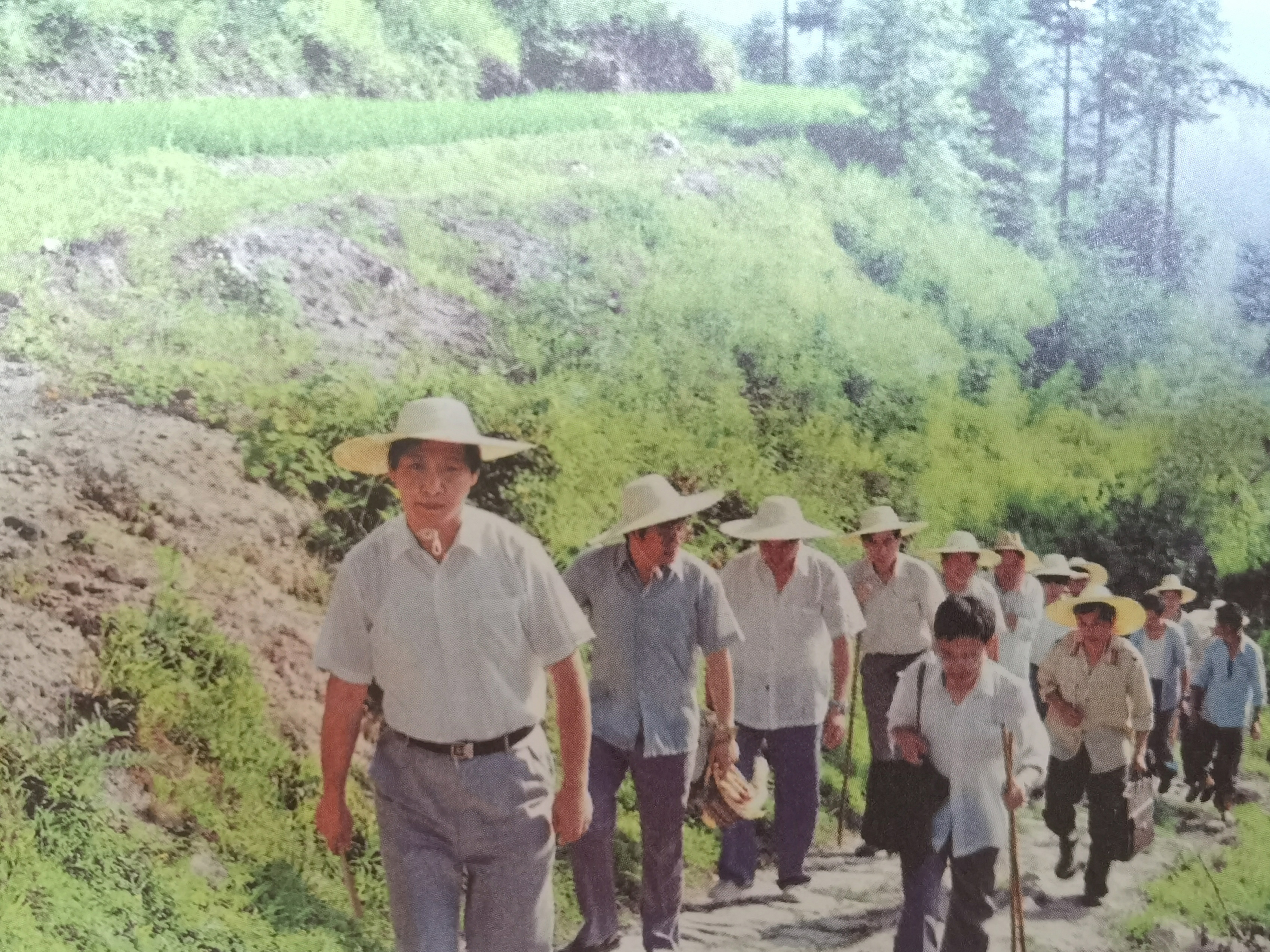 1989年7月，習(xí)近平冒著酷暑，帶頭步行到下黨鄉(xiāng)調(diào)研。