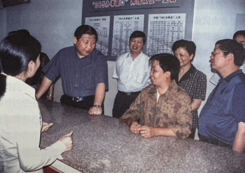 2003年6月，習近平在浙江金華市磐安縣新渥鎮(zhèn)“365辦事窗口”調(diào)研。