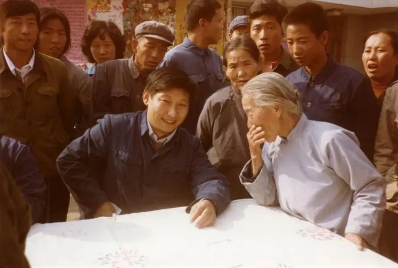 1983年，時任河北正定縣委書記的習近平，臨時在大街上擺桌子聽取老百姓意見。