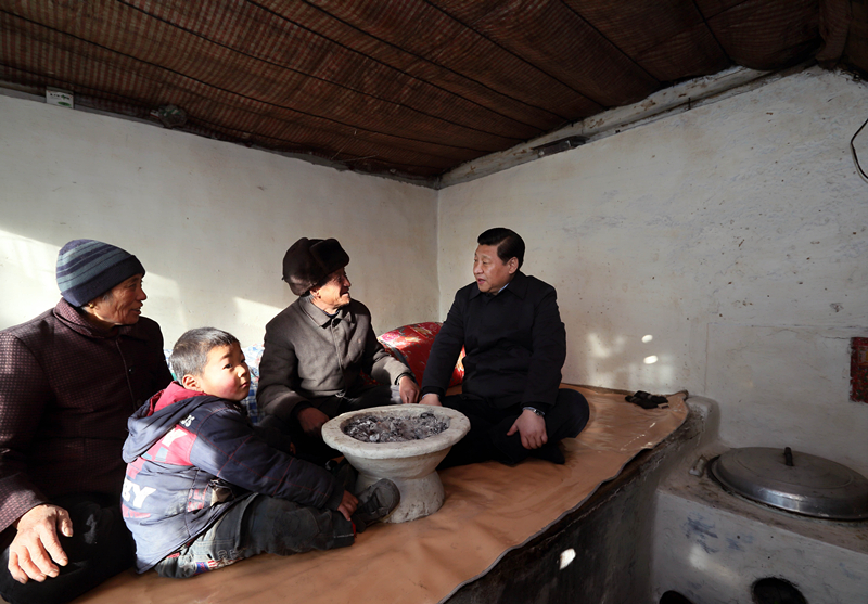 2012年12月30日，習近平在河北省阜平縣龍泉關鎮(zhèn)駱駝灣村看望唐榮斌老人一家。