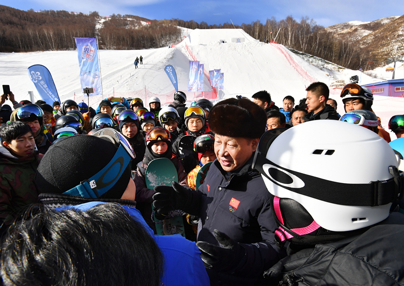 2017年1月23日，習近平總書記在云頂滑雪場同正在集訓的國家滑雪隊運動員及滑雪愛好者親切交談。