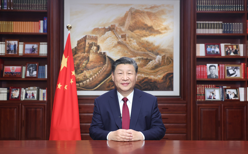 新年前夕，習(xí)近平通過中央廣播電視總臺(tái)和互聯(lián)網(wǎng)，發(fā)表二〇二四年新年賀詞。