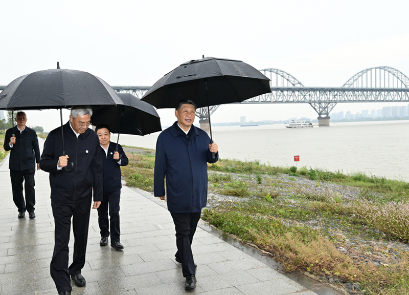 2023年10月10日，習(xí)近平在長(zhǎng)江國(guó)家文化公園九江城區(qū)段考察時(shí)，冒雨沿江堤步行察看沿岸風(fēng)貌。