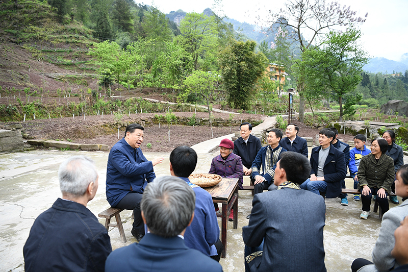 2019年4月15日，習(xí)近平總書(shū)記在重慶石柱土家族自治縣中益鄉(xiāng)華溪村同村民代表、基層干部、扶貧干部、鄉(xiāng)村醫(yī)生等圍坐在一起，共話(huà)脫貧攻堅(jiān)。
