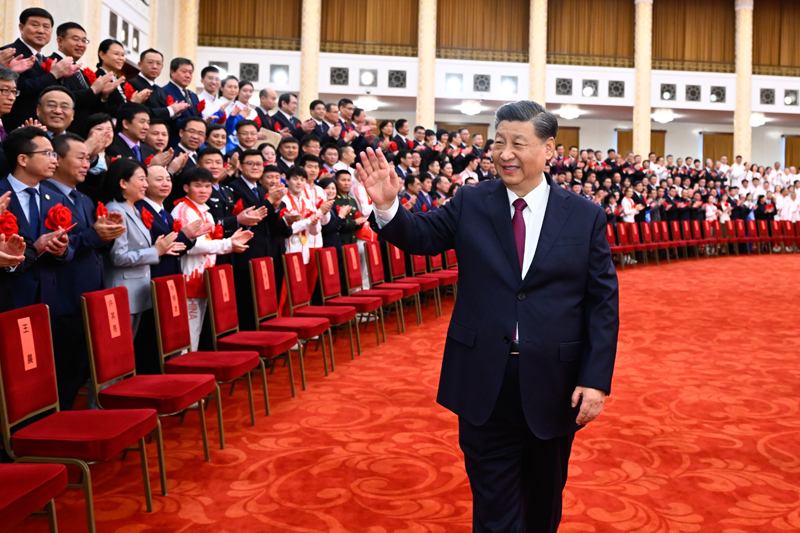 2022年4月8日，北京冬奧會(huì)、冬殘奧會(huì)總結(jié)表彰大會(huì)在北京人民大會(huì)堂隆重舉行。會(huì)前，習(xí)近平等會(huì)見北京冬奧會(huì)、冬殘奧會(huì)突出貢獻(xiàn)集體代表、突出貢獻(xiàn)個(gè)人和中國體育代表團(tuán)成員。