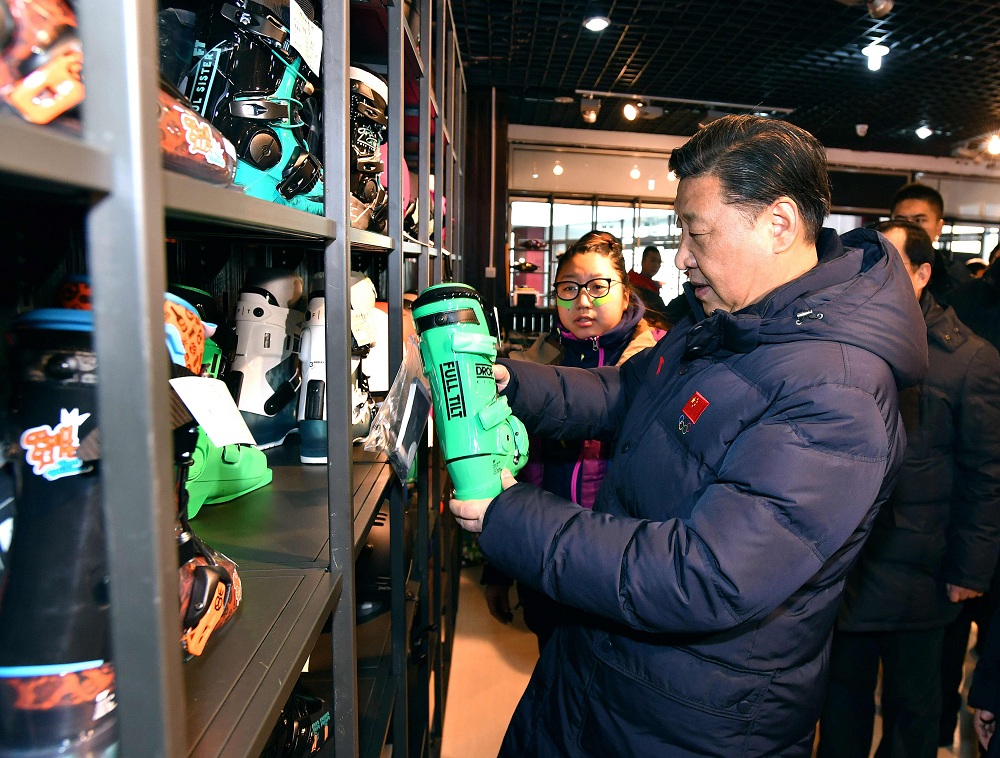 2017年1月23日，習(xí)近平總書記在河北省張家口市云頂滑雪場雪具大廳了解各式雪具的不同功用。