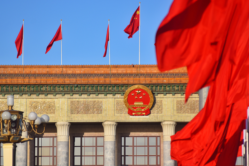 2024年3月8日，北京上空現(xiàn)“兩會(huì)藍(lán)”，人民大會(huì)堂前紅旗飄揚(yáng)。