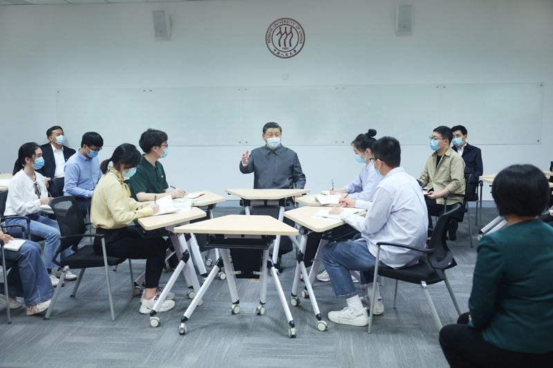 2022年4月25日，習(xí)近平總書記來到中國人民大學(xué)考察調(diào)研。這是總書記在立德樓觀摩思政課智慧教室現(xiàn)場(chǎng)教學(xué)并參與討論。