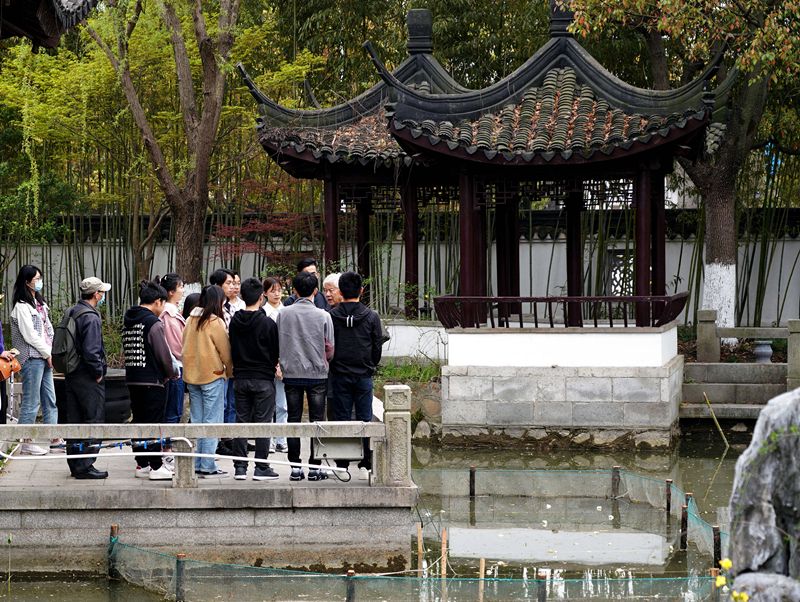 2021年3月30日，在上海交通大學(xué)南蘇園的“微型洱?！迸裕缀Ｄ辖淌跒閷W(xué)生們打造“沉浸式”思政課。