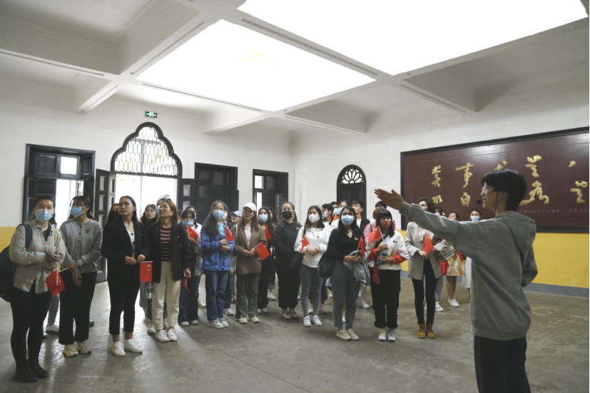 2021年5月20日，在喜迎中國共產(chǎn)黨建黨100周年之際，我校開展了少數(shù)民族學(xué)生“學(xué)黨史、感恩黨、跟黨走”紅色研學(xué)活動(dòng)。