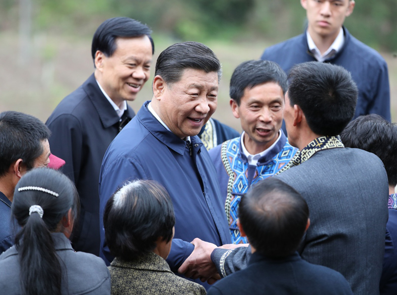 2019年4月15日至17日，中共中央總書(shū)記、國(guó)家主席、中央軍委主席習(xí)近平在重慶考察，并主持召開(kāi)解決“兩不愁三保障”突出問(wèn)題座談會(huì)。這是4月15日下午，習(xí)近平在石柱土家族自治縣中益鄉(xiāng)華溪村同村民親切交流。新華社記者 丁海濤 攝