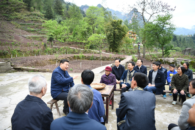 2019年4月15日至17日，中共中央總書(shū)記、國(guó)家主席、中央軍委主席習(xí)近平在重慶考察，并主持召開(kāi)解決“兩不愁三保障”突出問(wèn)題座談會(huì)。這是4月15日下午，習(xí)近平在石柱土家族自治縣中益鄉(xiāng)華溪村同村民代表、基層干部、扶貧干部、鄉(xiāng)村醫(yī)生等圍坐在一起，共話(huà)脫貧攻堅(jiān)。新華社記者 謝環(huán)馳 攝