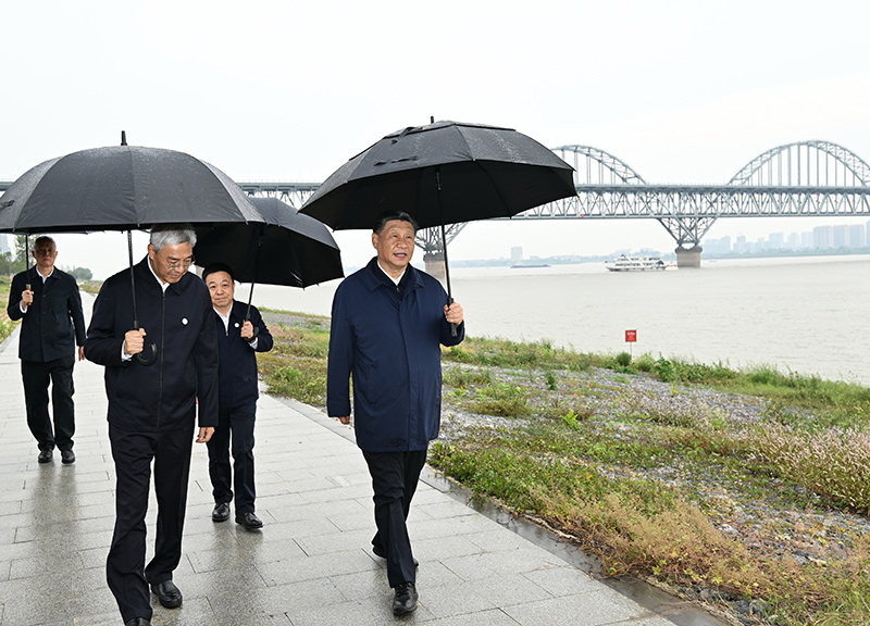2023年10月10日至13日，中共中央總書記、國家主席、中央軍委主席習(xí)近平在江西考察。這是10日下午，習(xí)近平在長江國家文化公園九江城區(qū)段考察時，冒雨沿江堤步行察看沿岸風(fēng)貌。新華社記者 謝環(huán)馳 攝