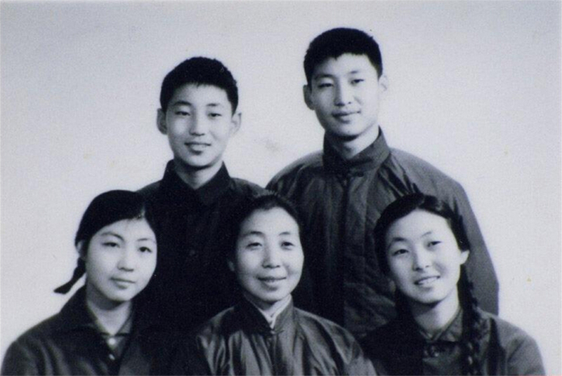 1972年冬，齊心和子女們。前排右起:齊橋橋、齊心、習安安。后排右起:習近平、習遠平。