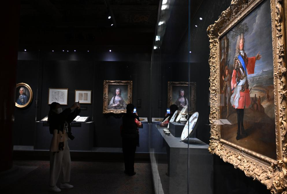 4月1日，作為中法文化旅游年的重要項目，“紫禁城與凡爾賽宮——17、18世紀(jì)的中法交往”展覽在故宮文華殿開幕。圖為觀眾當(dāng)天參觀展覽。新華社記者 金良快 攝