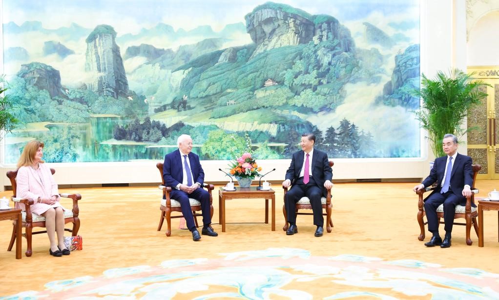 2024年4月8日，國(guó)家主席習(xí)近平在北京人民大會(huì)堂會(huì)見(jiàn)法國(guó)梅里?；饡?huì)主席梅里埃夫婦。新華社記者 黃敬文 攝