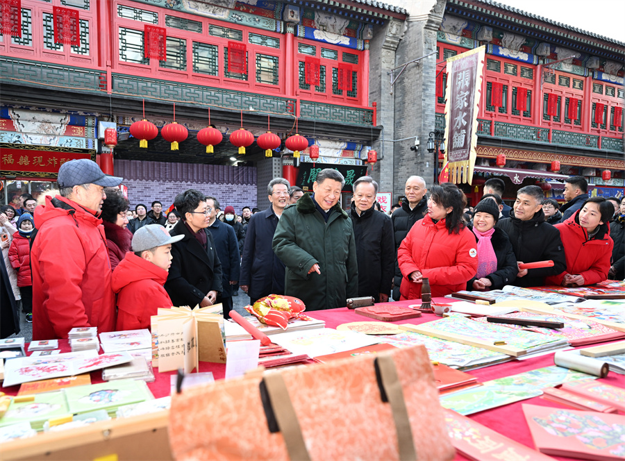 2024年2月1日下午，習(xí)近平在天津古文化街考察時，同店鋪員工和現(xiàn)場群眾互動交流。新華社記者 謝環(huán)馳 攝
