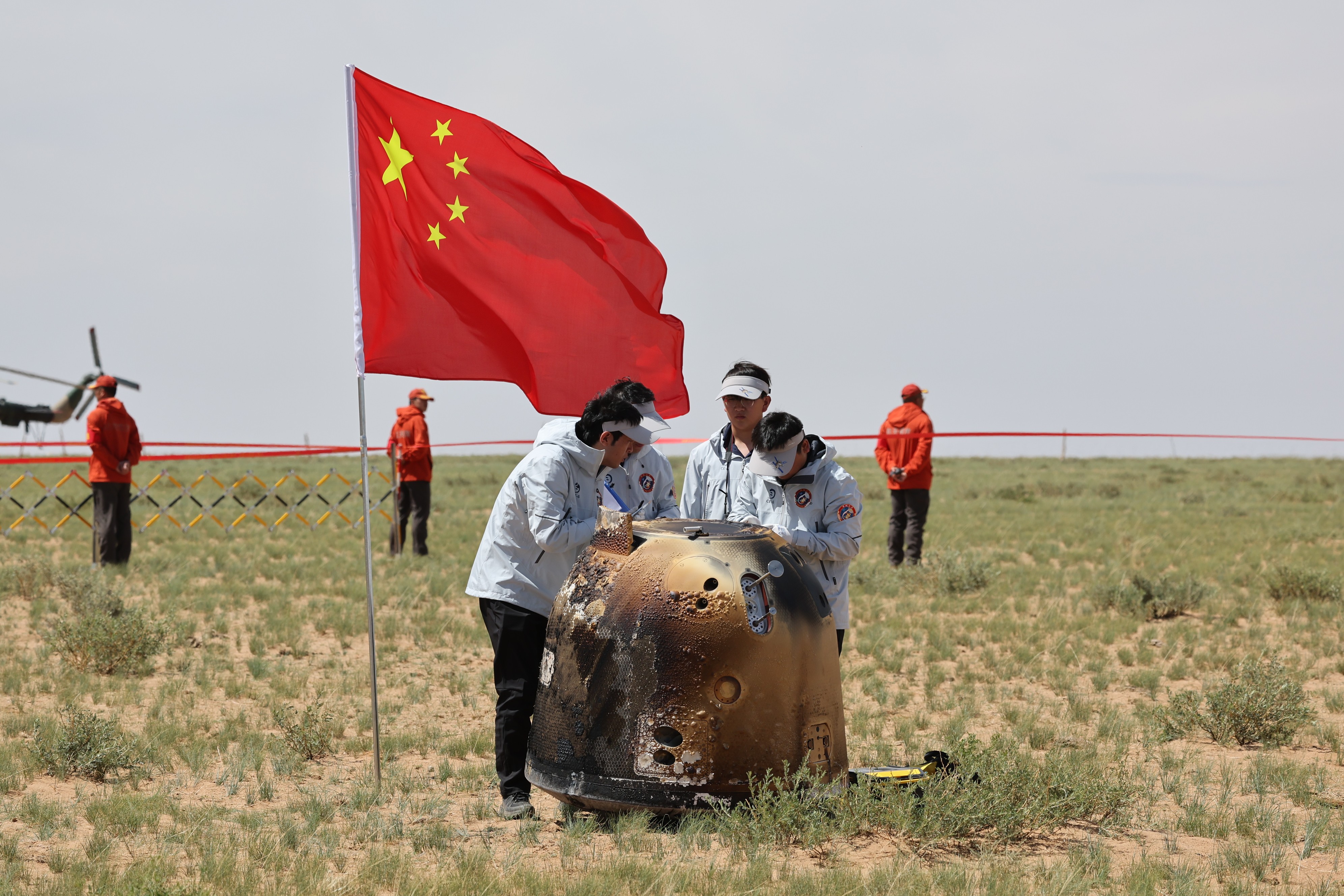 6月25日拍攝的嫦娥六號返回器回收現(xiàn)場。