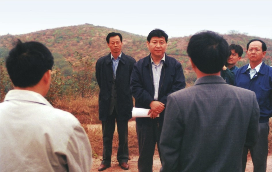 1999年11月，習(xí)近平在龍巖市長汀縣河田水土流失治理區(qū)調(diào)研。圖源：《習(xí)近平在福建（下）》