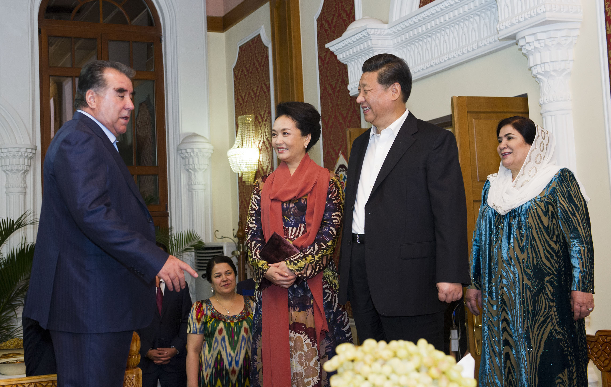2014年9月12日，習(xí)近平主席在杜尚別出席塔吉克斯坦總統(tǒng)拉赫蒙舉行的家宴。這是習(xí)近平主席和夫人彭麗媛在拉赫蒙夫婦陪同下參觀(guān)總統(tǒng)官邸。