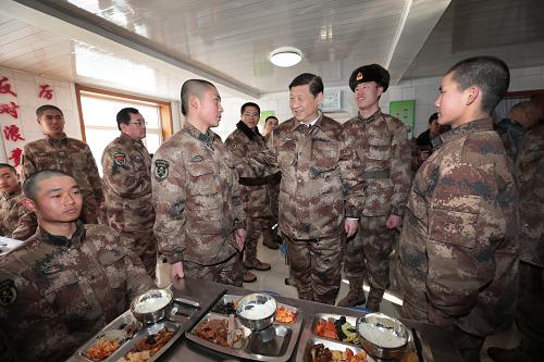 2014年1月26日中午，習(xí)近平來到連隊(duì)食堂，同戰(zhàn)士們一起用餐。新華社記者 李剛 攝