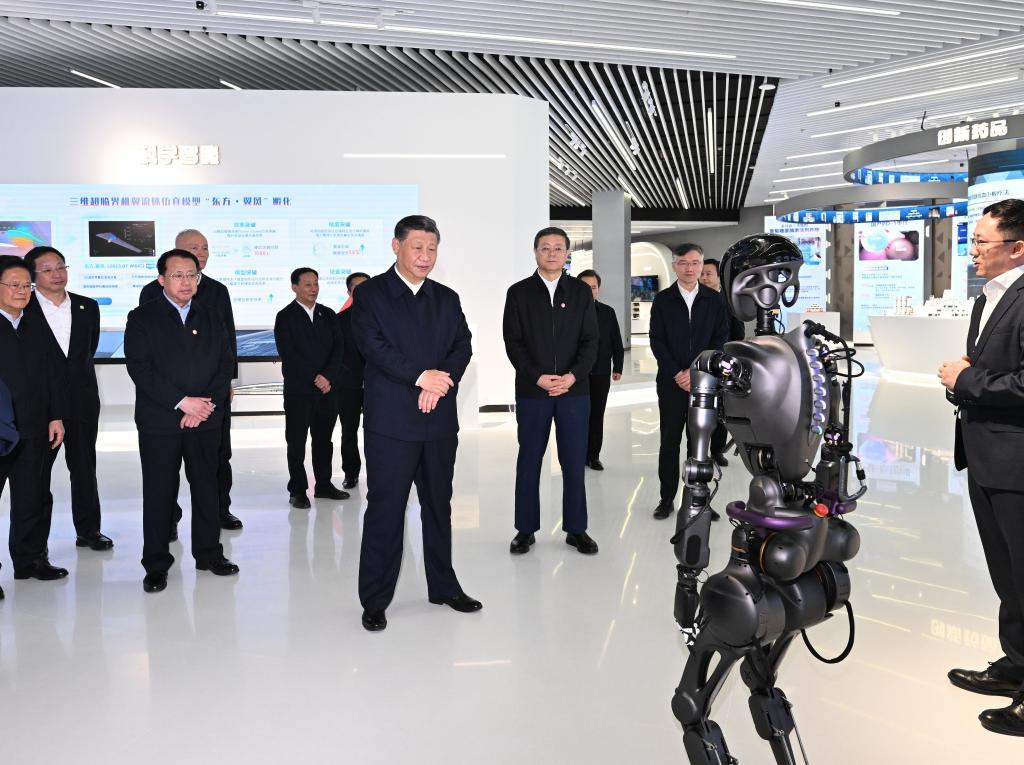 2023年11月28日下午，習近平在浦東新區(qū)張江科學城參觀上海科技創(chuàng)新成果展。新華社記者 謝環(huán)馳 攝