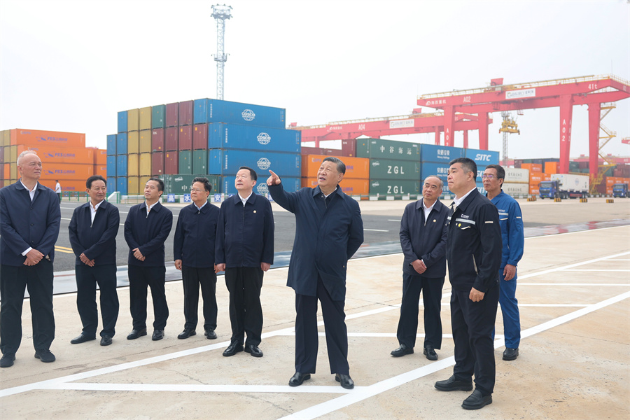 2024年5月22日至24日，中共中央總書記、國家主席、中央軍委主席習(xí)近平在山東考察。這是22日下午，習(xí)近平在日照港察看全自動化集裝箱碼頭作業(yè)場景。新華社記者 鞠鵬 攝