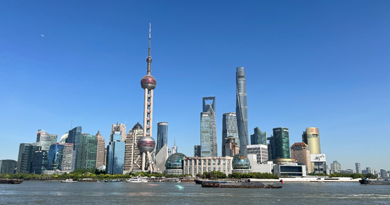 沿蘇州河遠眺陸家嘴城市建筑群。人民網(wǎng) 馬作鵬 攝